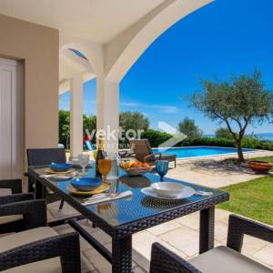 Samostojeća kuća na Marinićima, dva stana, bazen