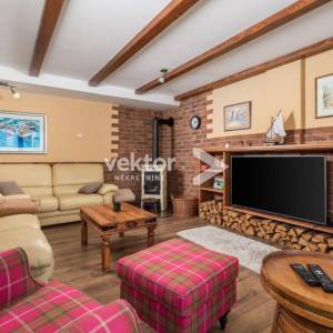 Samostojeća kuća na Marinićima, dva stana, bazen