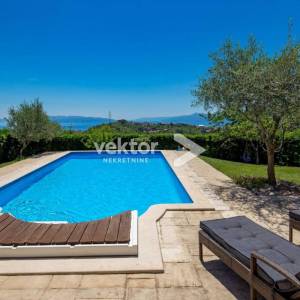 Samostojeća kuća na Marinićima, dva stana, bazen