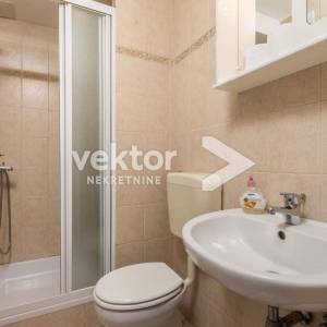 Samostojeća kuća na Marinićima, dva stana, bazen