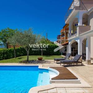 Samostojeća kuća na Marinićima, dva stana, bazen