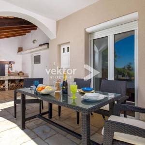 Samostojeća kuća na Marinićima, dva stana, bazen