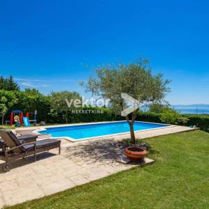 Samostojeća kuća na Marinićima, dva stana, bazen