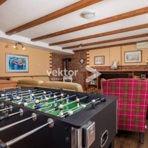 Samostojeća kuća na Marinićima, dva stana, bazen