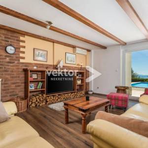 Samostojeća kuća na Marinićima, dva stana, bazen