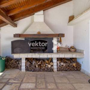 Samostojeća kuća na Marinićima, dva stana, bazen