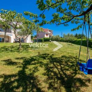 Samostojeća kuća na Marinićima, dva stana, bazen