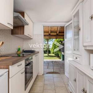 Samostojeća kuća na Marinićima, dva stana, bazen