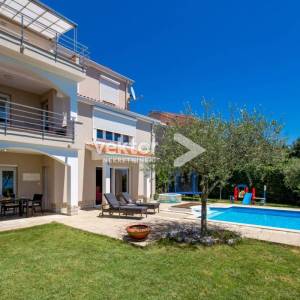 Samostojeća kuća na Marinićima, dva stana, bazen