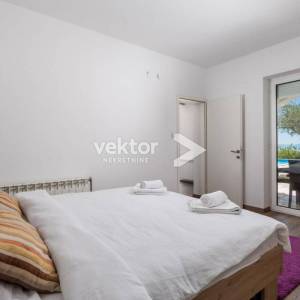 Samostojeća kuća na Marinićima, dva stana, bazen