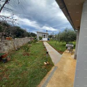 SAMOSTOJEĆA KUĆA S POMOĆNIM OBJEKTOM I PROSTRANOM OKUĆNICOM U ZAPADNOJ ISTRI