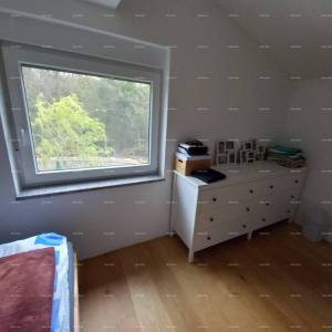 SAMOSTOJEĆA KUĆA S POMOĆNIM OBJEKTOM I PROSTRANOM OKUĆNICOM U ZAPADNOJ ISTRI