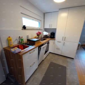 SAMOSTOJEĆA KUĆA S POMOĆNIM OBJEKTOM I PROSTRANOM OKUĆNICOM U ZAPADNOJ ISTRI