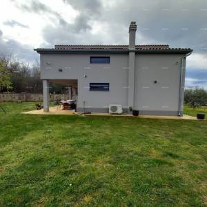 SAMOSTOJEĆA KUĆA S POMOĆNIM OBJEKTOM I PROSTRANOM OKUĆNICOM U ZAPADNOJ ISTRI