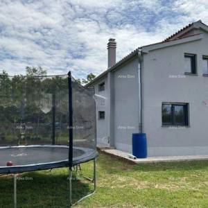 SAMOSTOJEĆA KUĆA S POMOĆNIM OBJEKTOM I PROSTRANOM OKUĆNICOM U ZAPADNOJ ISTRI