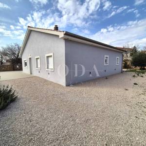 Samostojeća prizemnica s bazenom