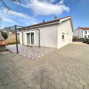 Samostojeća prizemnica s bazenom