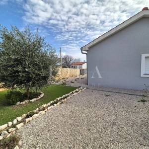 Samostojeća prizemnica s bazenom