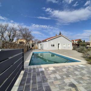 Samostojeća prizemnica s bazenom
