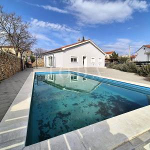 Samostojeća prizemnica s bazenom