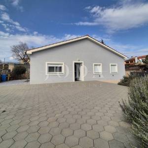 Samostojeća prizemnica s bazenom