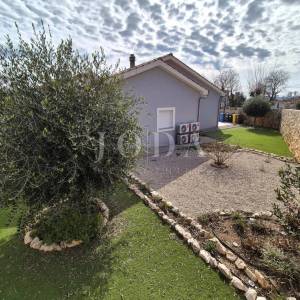 Samostojeća prizemnica s bazenom