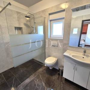 Samostojeća prizemnica s bazenom