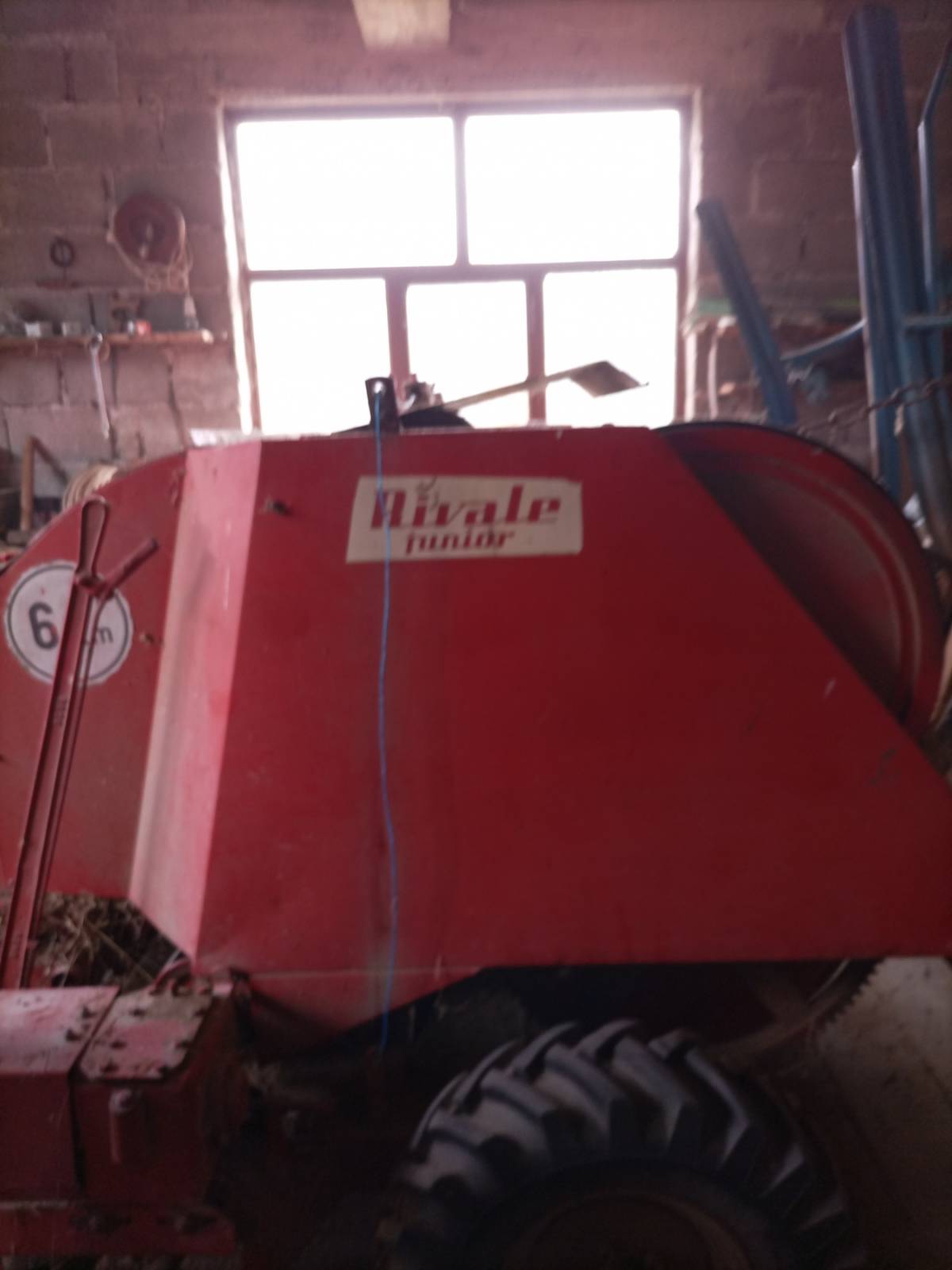 Samoutovarna prikolica za sijeno, balirka niskotlačna i puhalnik