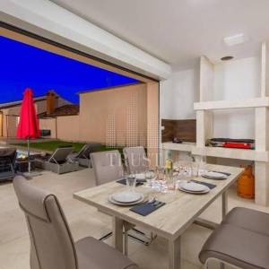 Savičenta, prekrasna moderna prizemnica s bazenom