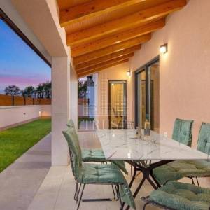 Savičenta, prekrasna moderna prizemnica s bazenom