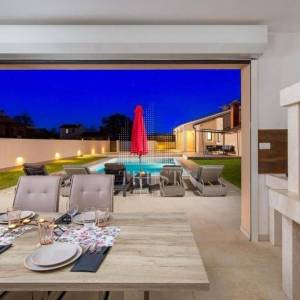 Savičenta, prekrasna moderna prizemnica s bazenom