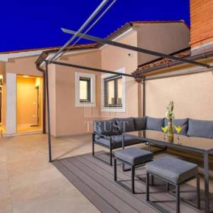 Savičenta, prekrasna moderna prizemnica s bazenom