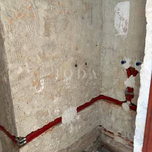 Senj, kuća u nizu s terasom i pogledom na more