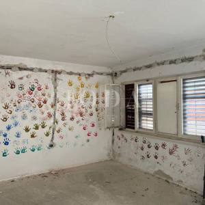 Senj, kuća u nizu s terasom i pogledom na more