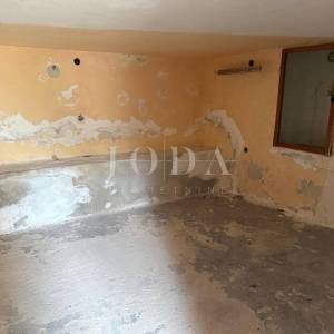 Senj, kuća u nizu s terasom i pogledom na more