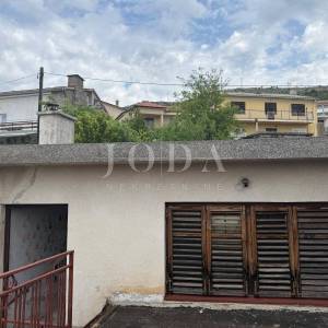 Senj, kuća u nizu s terasom i pogledom na more