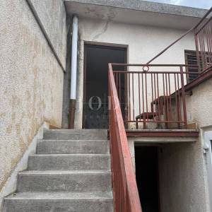 Senj, kuća u nizu s terasom i pogledom na more