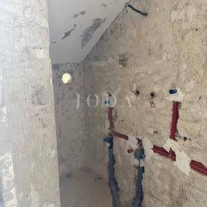 Senj, kuća u nizu s terasom i pogledom na more