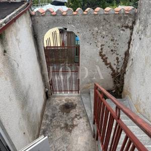 Senj, kuća u nizu s terasom i pogledom na more