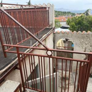 Senj, kuća u nizu s terasom i pogledom na more