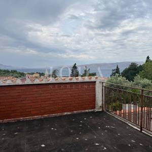 Senj, kuća u nizu s terasom i pogledom na more