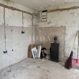 Senj, kuća u nizu s terasom i pogledom na more