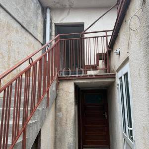 Senj, kuća u nizu s terasom i pogledom na more