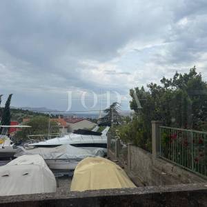 Senj, kuća u nizu s terasom i pogledom na more