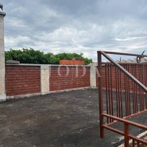 Senj, kuća u nizu s terasom i pogledom na more