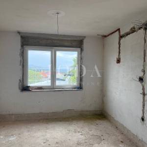 Senj, kuća u nizu s terasom i pogledom na more