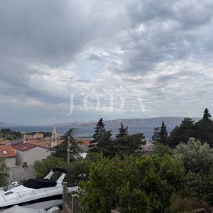 Senj, kuća u nizu s terasom i pogledom na more