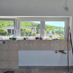 Stan Crikvenica 36 m² – pogled na more, lođa, top lokacija Duga