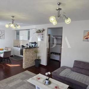 Stan Crikvenica, 71 m², mirna lokacija, parking – turistički potencijal