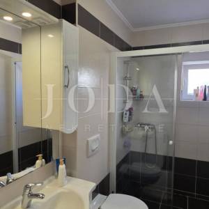 Stan Crikvenica, 71 m², mirna lokacija, parking – turistički potencijal